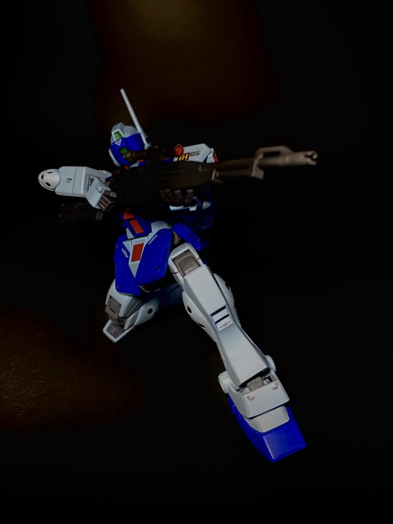 ジムスナイパーと言えば射撃ポーズ。ライフルのスコープにHアイズを付けてます。