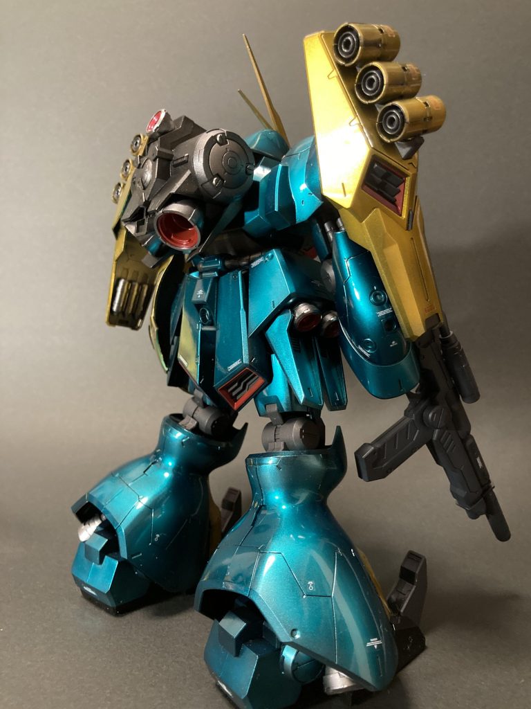 バックショット結果的にはブルーグリーンの所の方がゴールド部分より綺麗かもしれません。下地をつや消しのままシルバーを吹いて発色が悪かったり、盾の赤の塗り分けを失敗して何度かやり直しました。