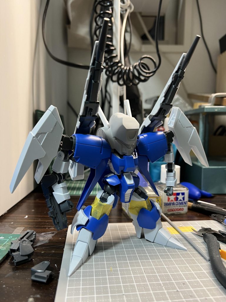 腕周りを接着した所です。この後Gジェネジェネシスのゲーム画面を見てビームキャノンのバランスを確認して短縮化を行いました。