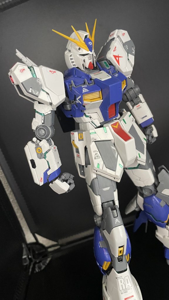 覚醒モード時にはパーツの取り外しなのどをしてスライドさせたりするんですが、組み立て時に脚部などの装甲をスライドして取り付けれない装甲は接着しました！
