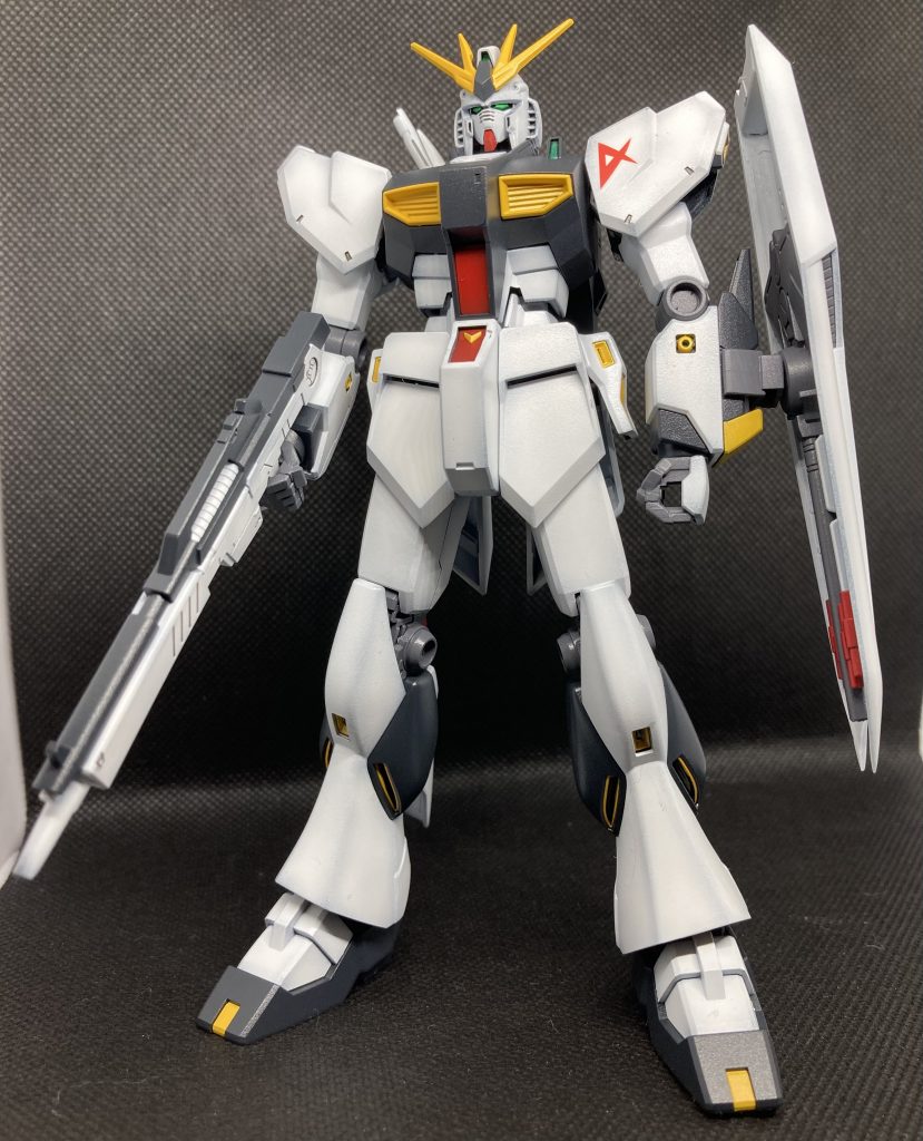 普段なら胸のセンサーや腕のアポジモーターもエナメル塗料を筆でサクッと終わらせますが、今回は「エアブラシでグラデーションと細かい部分のマスキング」が課題だったのでマスキングしてメタリック塗装でセンサーも綺麗に仕上げることができました。個人的には納得いくレベルで完成させることができました!しかし、組み上げ時に手から落下してビームサーベル骨折と股間部剥離・・・GUNDAM SIDE-Fで限定物を購入できたら手抜きせずリベンジします!