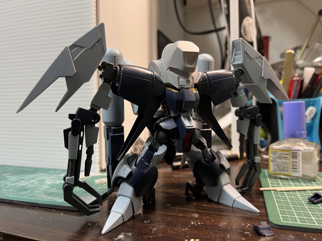 3Dプリンターから出力された頭部パーツを磨いてサフを吹き短縮化した体に乗せてバランスを確認しています。二の腕は5mmほど短縮化しましたが、クローアーム部の短縮化をどうするか悩んでいました。とりあえずそのままの状態でバランス確認をしたところ自分の好みのスタイルになっていたので、このままで仕上げることを考えました。