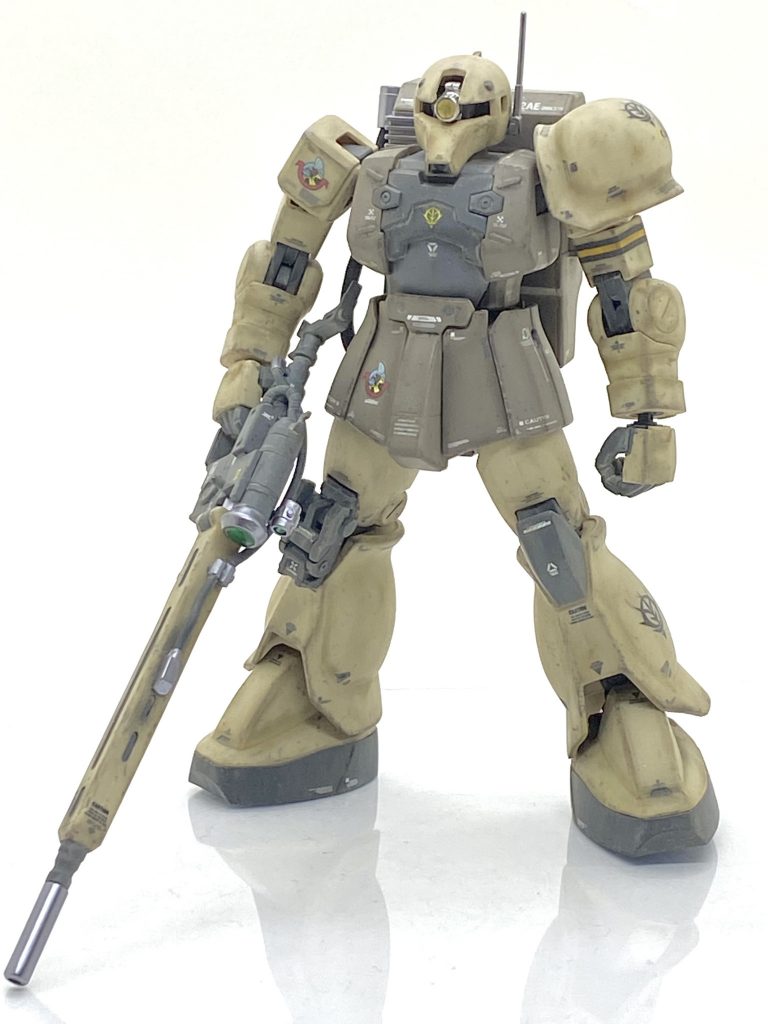 HGUCのザクI・スナイパータイプを成型色仕上げ＋αで作ってみました。カトキハジメ氏がデザインした一年戦争末期の新しい局地戦用のMSを設定してましたハーモニー・オブ・ガンダムはどの機体も大変魅力的な物ばかりでした。ザクI・スナイパータイプが一番最初に出て、すぐに買ってパチ組みしてしまっといたのですが・・・シュツルム・ディアスを作ろうとした際に一緒の箱に入っていたザクI・スナイパータイプを見つけて取り出して見てみました。そしたら・・・経年劣化のせいかショルダーアーマーや脛や太腿が何故か大変白化しており絶句してしまいました。買い直したくても今の時期ですと倍以上の値段もしますし勿体無いので「汚しで誤魔化そう！」と思いつつも「失敗したらどうしよう？」とも考えつつ、手を動かしてみる事にしました。