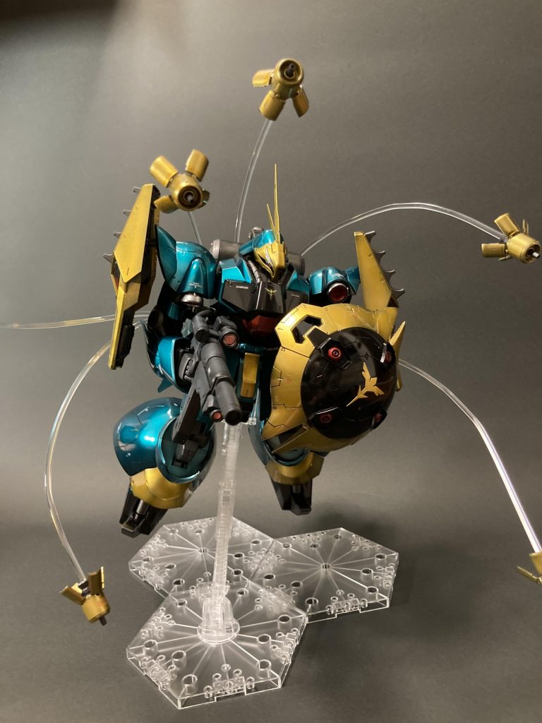 このポーズでファンネルを飛ばしたかったのでした。実は左肩の関節がキツくて白化して折れそうです💦キャンディ塗装、大変ですし難しかったですがカッコ良いと思える仕上がりになりました！ご覧いただきありがとうございました。