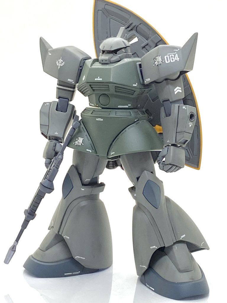HGUC 量産型ゲルググを部分塗装＋αで作ってみました。設定上ではガンダム並みの性能を持つゲルググは第二次世界大戦時の日本陸軍機である四式戦みたいなイメージがあり自分はザクやドムより好きでした。特にめぐりあい宇宙でのシャア専用ゲルググはやられはするもののビームライフルとビームナギナタを持ってガンダムと互角に戦う所は今でも気に入ってます。ただシャア専用だと派手・・・と昔から思っており、テレビでも劇中でも数カットしか出番がありませんでした量産型カラーの方が好きで旧キットや新旧MGを作りました。特にマリーネやイェーガーに繋がるスカート部後ろにスラスターが沢山あり、潰れた感じの顔のおかげでモノアイに精悍さが出てた旧MGのが一番好きで今でもあります。HGUCと旧MGでは解釈が全然違うのですが大きな改造は無理なのでオマージュを入れながら作る事にしました。
