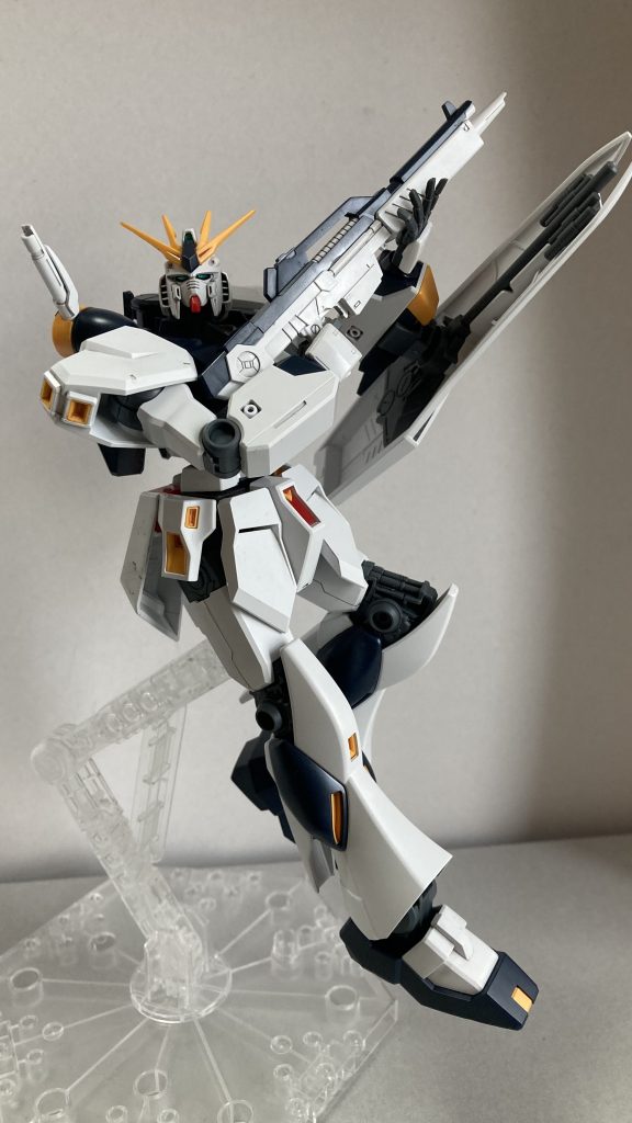 ここからは動かしながらメイン「ビームライフル」見えていませんがピンバイスで銃口は開口しています色分けも優秀なため、墨入れだけでかっこよさが引き立ちますね