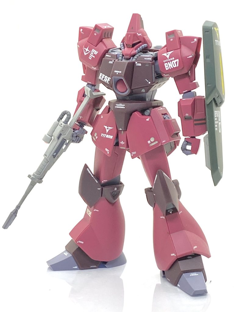 HGUC ガルバルディβを成型色仕上げ+αで作ってみました。グリプス戦争初期のティターンズ機体はハイザック、マラサイ、ジムIIなどはキット化しましたがガルバルディβだけは何故かキット化は中々しませんでした。ライラやジェリドも乗りましたガルバルディβはそれなりに人気があり、旧キットでは1/100、1/144と両方でキット化されてしかも当時としてはかなりプロポーションも良く、模型誌でも良く作例で出てました。HJ?で見ましたMGフリーダムのフレームを使ったガルバルディβは良く動いてプロポーションもカッコ良くて「欲しい!」と思いますが・・・自分の実力では作例みたいなのは作れるはずが全く無くて悶々としてました。何年かしてガルバルディβがHGUCになると聞いた時にテストショットを見たら・・・作例に近いカッコ良いガルバルディβでしたから、良い素材をそのままに少し塗り分けを頑張り、デカールを貼ってカトキ風にしてみる事にしました。