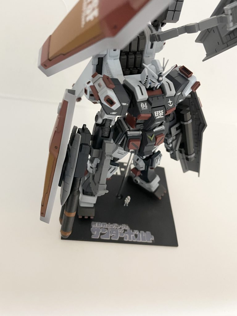 台座のロゴは説明書を切り取り。フィギュアはmsフィギュアを使ってます。