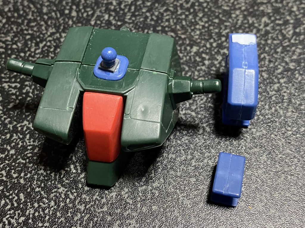 胴体や関節もスジボリ入れています。膝関節にはディテールパンチで抜いたプラ板を貼っています。