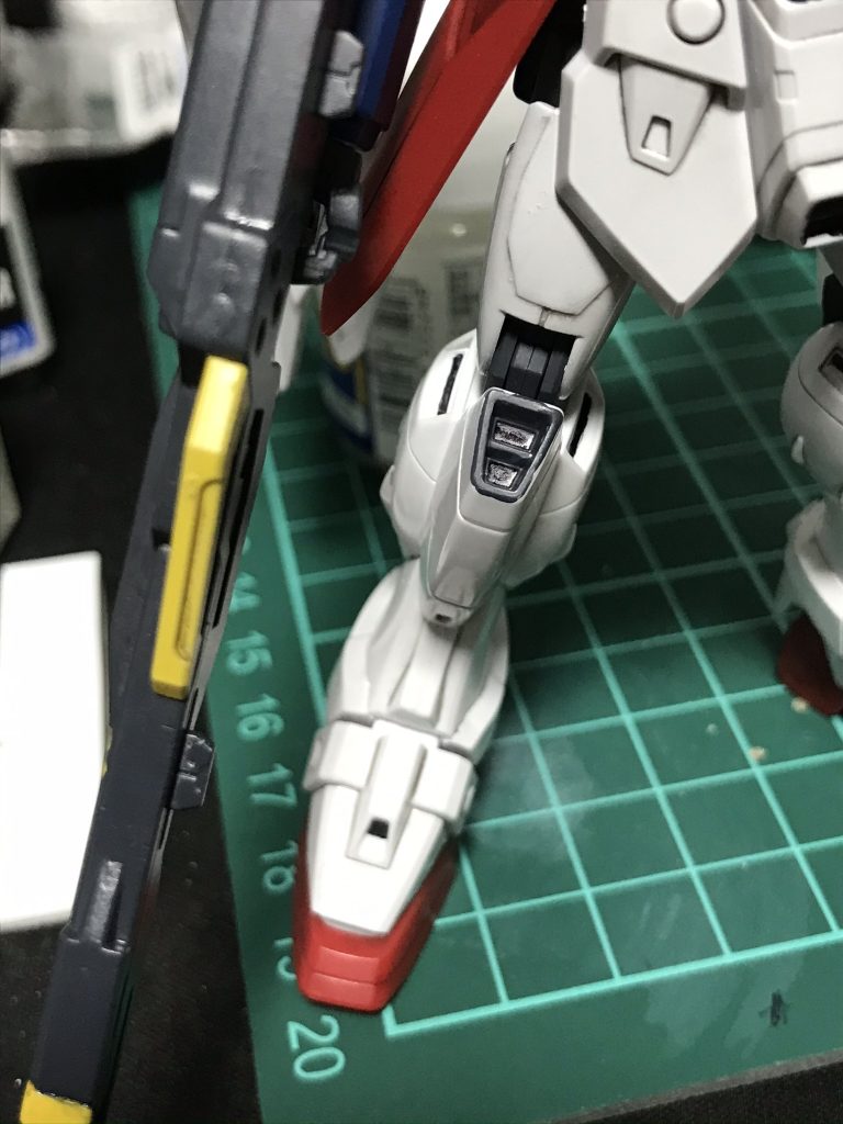 瞬着で止めて削ってサフ吹いて塗装のし直しで、修理。関節パーツがちゃんとハマっていないと横に膨らんで割れやすいようです。 