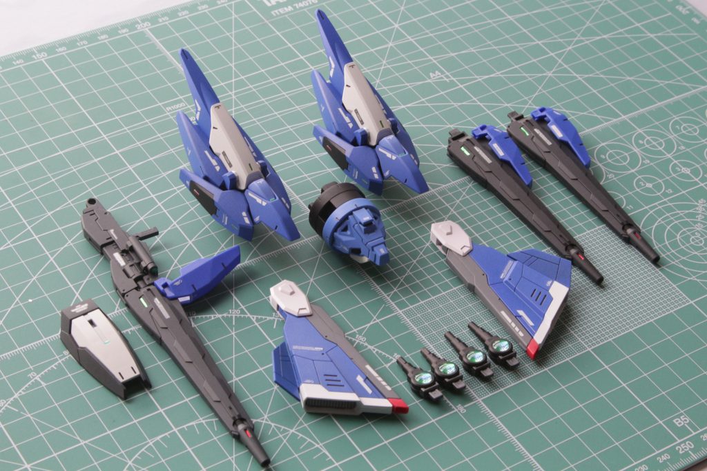 いつものパーツ並べた写真📸(今回は追加パーツのみ)アメストのサイドアーマーのマスキング塗装が大変でした😂ちなみにフリーダムのサイドアーマーを基部にアメストのレールガンをつけた改造をしています。またライフルにはテルティウムのキットに付属していたスコープを活用してディテールアップを図っています。