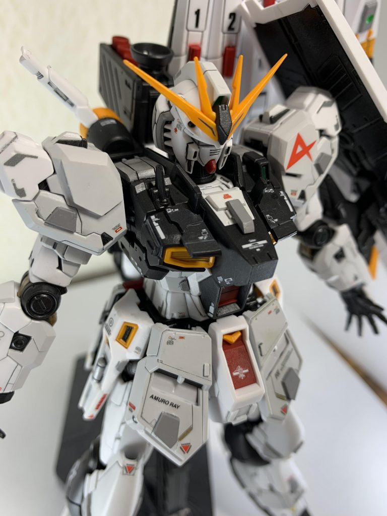 胸部3㎜前方に延長し、ディテールパーツを作成して色々貼り付け、肩は前後に1㎜ずつ延長し凹凸を強調し、その他色々貼り付けてボコボコになるようにしています。腰はサイドアーマーを1cm延長しバランス調整しました。腕もディテールを追加し凹凸を強調しています。 