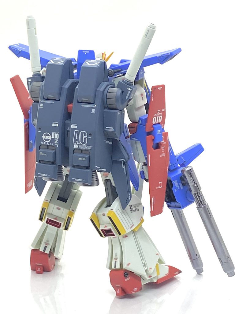 ZZガンダムは機体がかなり大きいのでMGサイズのデカールを使いましてもそれほど違和感はありません。ZZガンダムは第一次ネオジオン戦争中に配備されて、その時エゥーゴはすでに正規軍なので・・・グリプス戦争時のエゥーゴは反乱軍なので機体に製造元のアナハイムエレクトロニクスのデカールは貼りませんでしたがZZにはバックパックなどに貼っています。