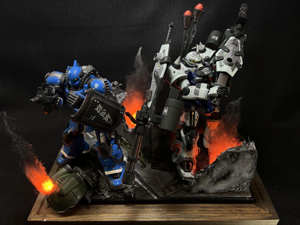 ここからはジオラマです。前作のブグと一緒に市街地で戦うことを妄想して作成しました。コンセプトとしては、なんかこの2体は瓦礫の上に立たせたいなぁと思い、てことは瓦礫の元の建物があるだろう、建物があるということは道路もあるし、フェンスとか入り口の門とか…と考えてここまでやってしまいました。本当はもうちょっと簡単に土台だけ作るつもりだったんですが気づいたら火事の表現で使う羊毛フェルトの塗装してました。不思議なもんですね。