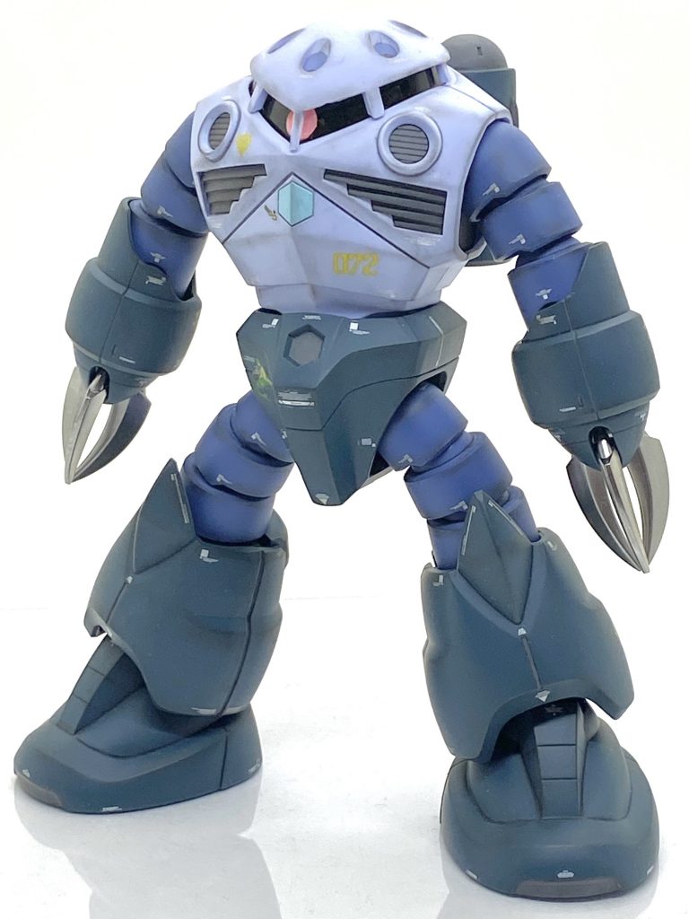 HGUC ズゴックを成型色仕上げ+αで作ってみました。ズゴックは一桁ナンバーのHGUCの中でも傑作で劇中以上のカッコいいプロポーション、デザインの勝利もありますがよく動く可動範囲、ほぼ完璧な色分け、合わせ目は肩、腕、脇腹、バックパックぐらいで正面から見ると全然目立たないとぱち組みするには丁度良く、値段も三桁台なのでお財布にも優しいキットでした。自分も初めて作った時は旧キットはモノアイの中身と頭が一体成形でしたがHGUCはちゃんと別パーツになっていて塗り分けがもの凄く楽だったのを覚えています。ゴックを作ったらやはり・・・隣にズゴックが置きたくなり、少しだけ塗り分けを頑張りカトキ風を目指す事にしました。