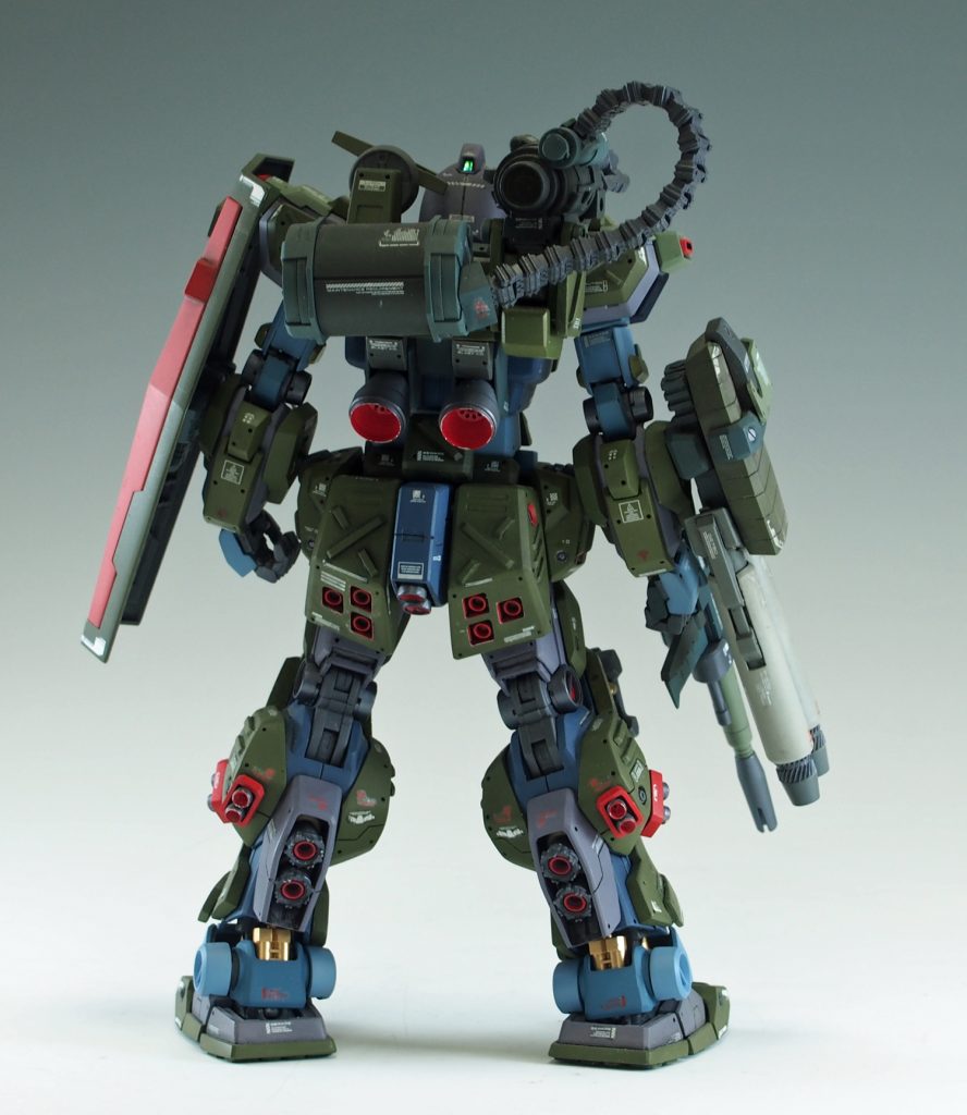 腰のアーマーはアレックスの増加装甲です