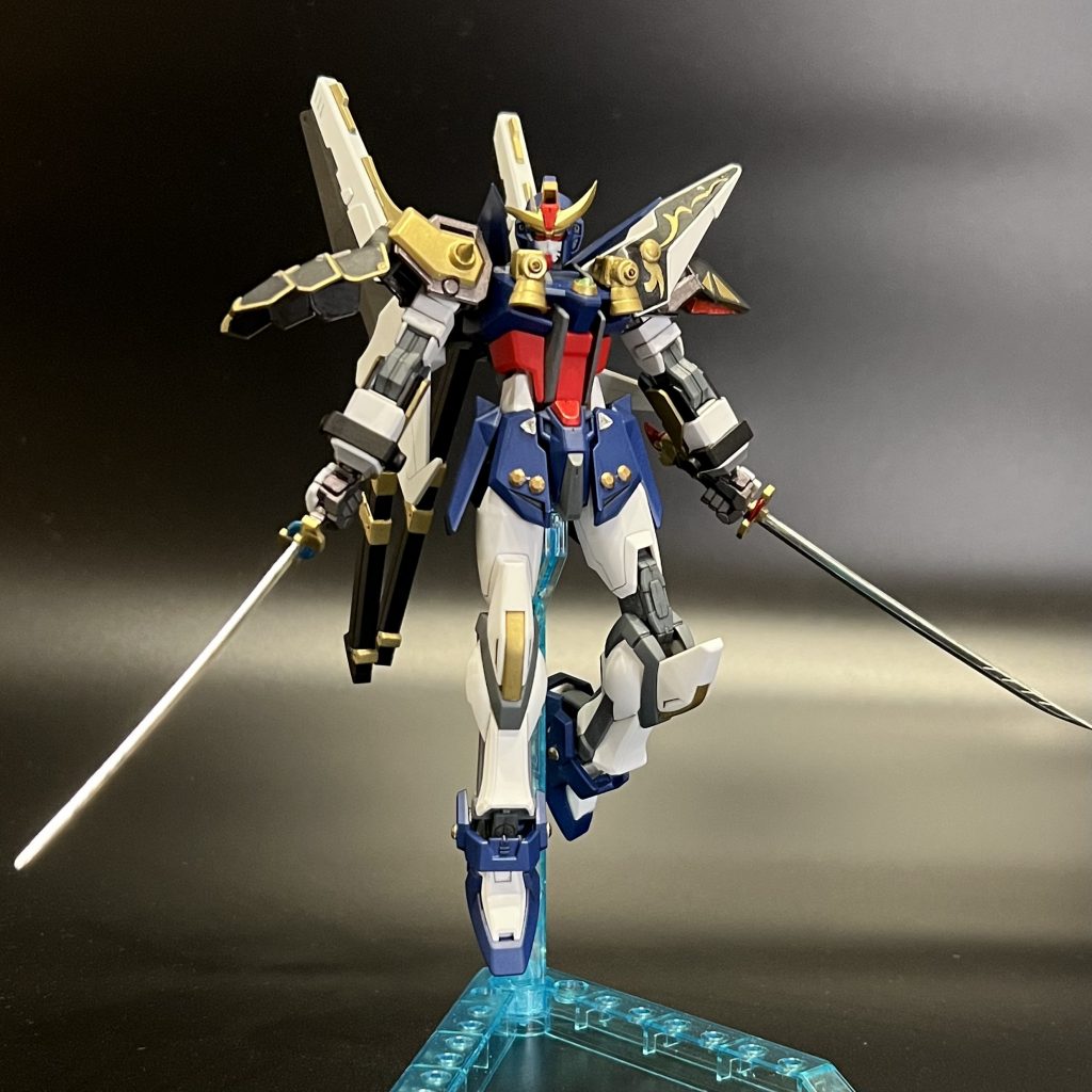 二振の実体刀振頼牙・参式(フラガサンシキ)羅津刃・参式(ラッハサンシキ)ビルダーズパーツのMSランチャー01に付属する日本刀を加工しました。標準サイズの機体に対しては刀身が長すぎるので2割近くカットしています。刀身はガンマカのメッキシルバーを塗っています