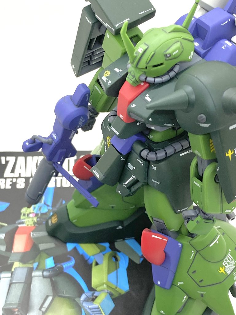 最後は説明書と。20年選手でありますザクⅢ改ですが再版されますとすぐに売り切れるのはカッコ良さとボリュームさが両立されていて、そのまま組んでもある程度は再現されていると思います。合わせ目が多いですし、可動もそれほど広くはないですが、素立ちが決まる事だけを考えたので可動については考えず、合わせ目も専用のガンダムカラーのおかげで問題が無くディテール入れに専念出来て、おかげでリゲルグに近いそれなりのザクⅢ改が出来て手間は掛かりましたが大変満足しています。今のHGUCのキットは手が小さめなのが多く、市販のパーツで造形の良い手のパーツが多数有りので、やや小さめの手に取り替えますとカトキハジメ氏の設定画風になるので古めのキットを作る際はこれからも変える事が多いと思います。ザクⅢ改が販売された当時はBMCタガネやビットブレード、メカサフ、M.S.G モデリングサポートグッズ、ガンダムデカール、そしてスムースクリアーと高性能の塗料や工具、プラユニットは全く無く、成型色仕上げも殆ど無い状況でしたが今はそれらのおかげで全塗装しなくてもある程度のクオリティの作品が作れる事は出来ると思うのでこれからもSNSや模型誌なので勉強して全HGを同じ品質で作っていきたいです。最後にこのザクⅢ改でGUNSTA5周年記念コンテストにエントリーさせて頂きます・・・下手でも参加する事に意義があるので(笑)。ご覧して頂きありがとうございました。