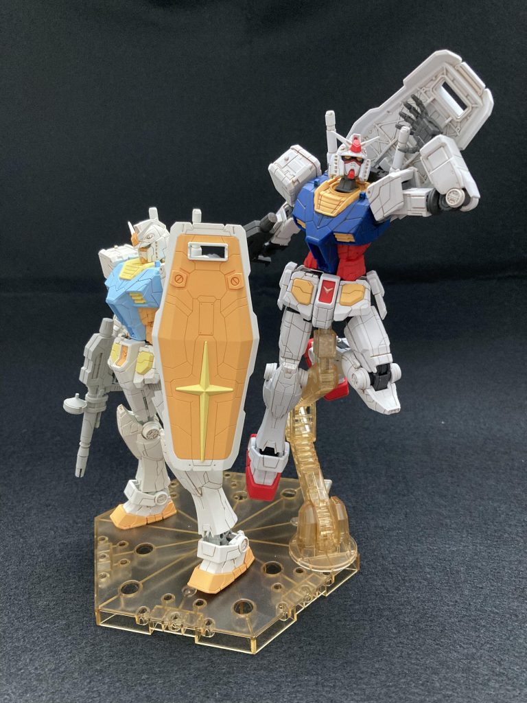 全塗装と簡単フィニッシュを並べて。全塗装してしまえばほぼ動かせないけどカッコよくなるし、簡単フィニッシュなら思う存分遊ぶことができますね。