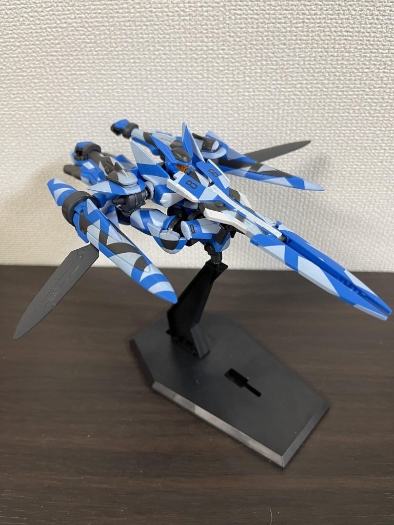 クルーズポジション時は戦闘機に近いフォルムになるので一層塗装が映えますね。