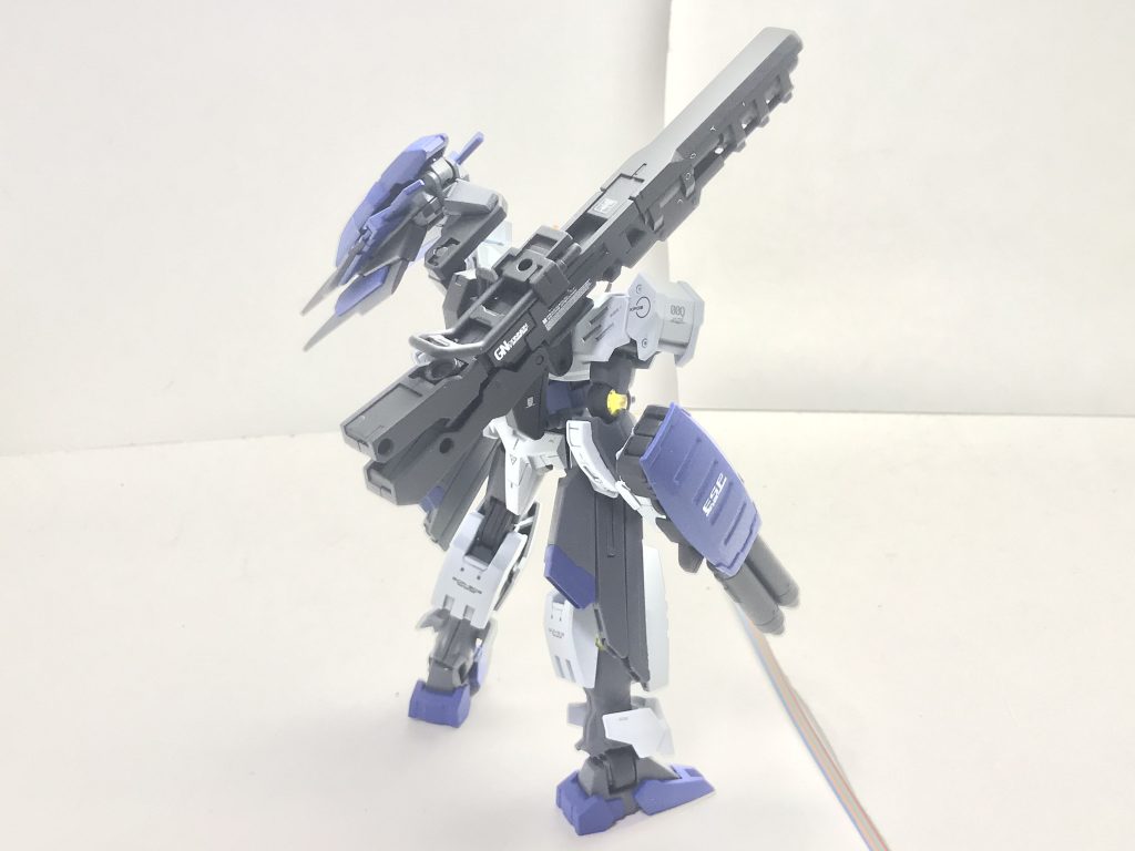 背面。カラーリングは全体的にFAZZを意識した配色にまとめられており、基本的に増加装甲と思しき部分は白、原型機の装甲を残した部分は灰色という法則性に基づいているが、リアアーマーは一体性を意識して白く塗装されている。