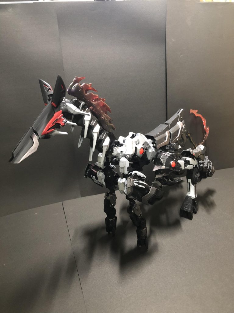 パージしたアーマーと長距離砲『龍骨重砲』が合体して馬形態になります。アーマーは分離するだけのつもりだったんですが、余剰の無い変形、合体してる作品が多いGUNSTAさん見ながらこの形に成りました、自分で言うのもなんですが、会心の出来です✨どっからどうみても『馬』じゃないですか?ですよね?(笑)