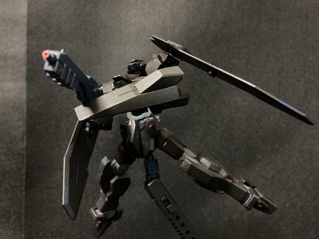 追記ブラッククランシェルヴォ操るこの機体だがただ黒くなったクランシェではなく両肩にシールドを装備し変形機構は失ったが高速で移動できるモードチェンジを備えている。