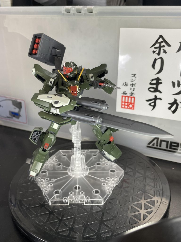 コマンドクアンタが手に入らず、ネットで見るゲット報告を妬み、昨今のガンプラ事情にネガティブな感情を抱く自分がいましたそれがなんとも情けなく、どうにかこの感情を払拭しようと手を動かした結果、皮肉にも自身の作品の中で一番と呼べる作品にする事が出来ましたまた、改めてガンプラの楽しさも実感できた2ヶ月間でした