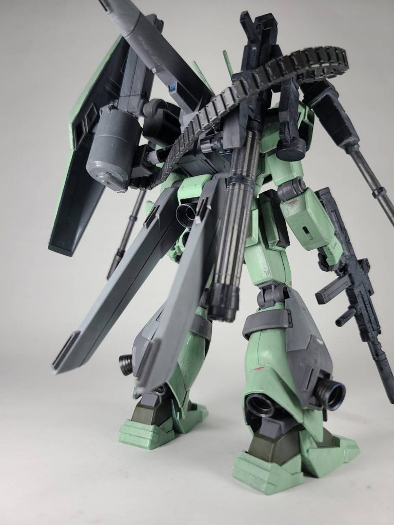 腰部はビルドシリーズのBMから移植、追加武装としてRX-78-5が武装していた「ジャイアント・ガトリング」を装備しています。