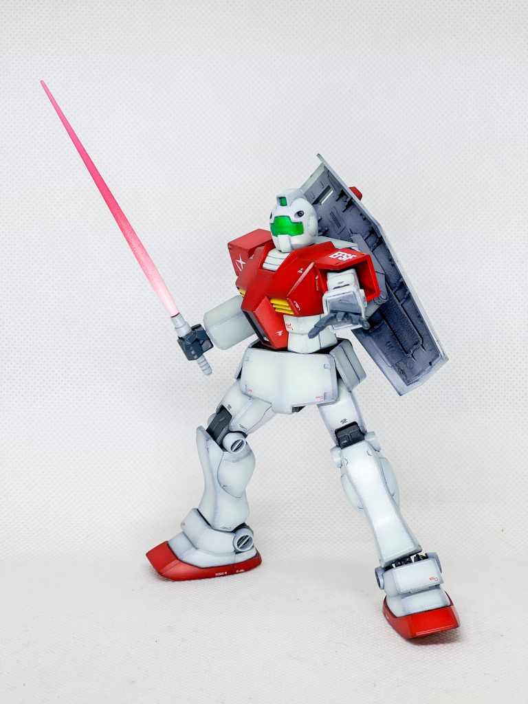 シールドをランドセルにマウントしてビームサーベル抜刀。ジムがこんな強そうなポーズするわけがない!w