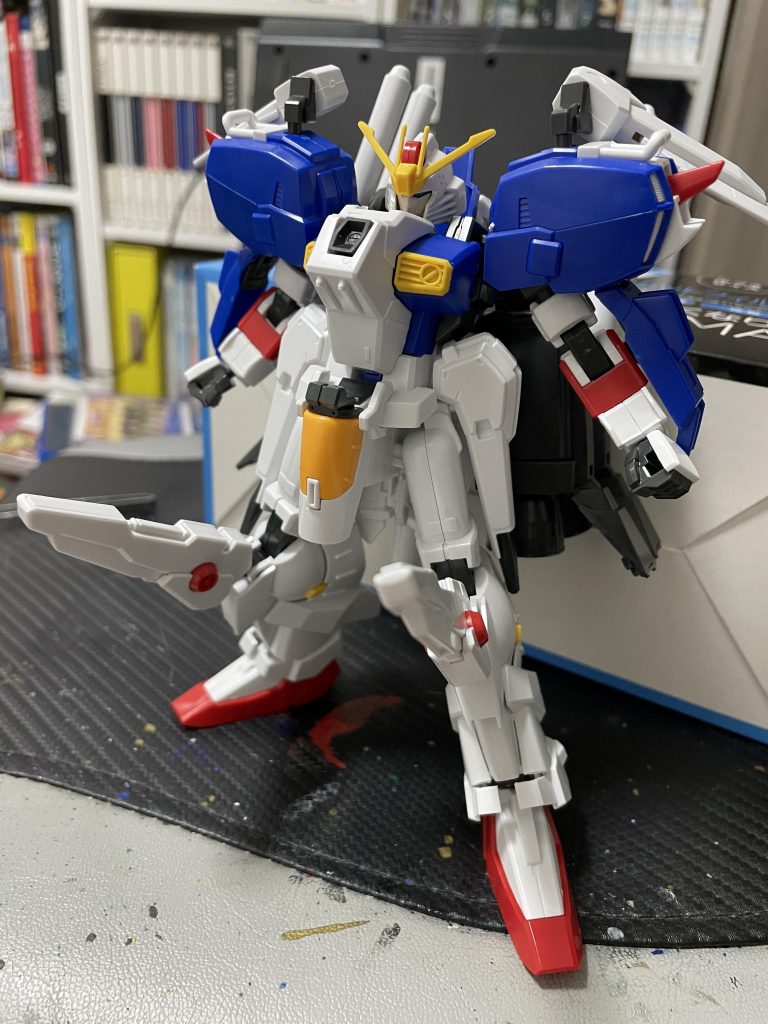 古いキットなので素組みだと色分けが微妙なのと合わせ目目立ちまくりです。