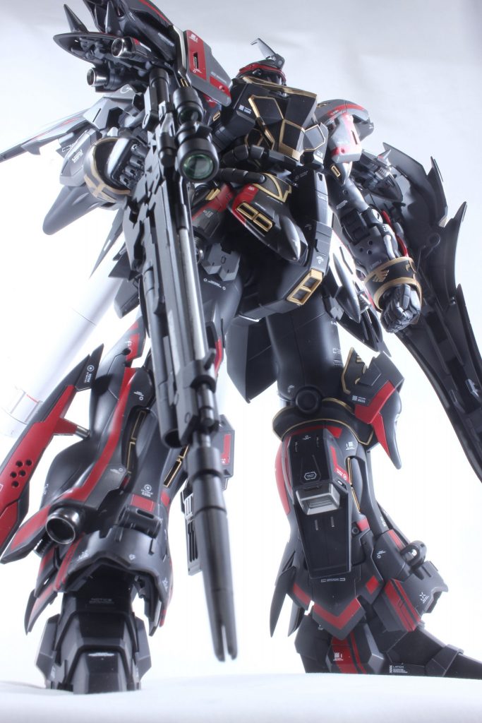 いくつかのキットのパーツを貼り付け、いつものプラ板とささやかなスジボリでディテールしています。ポイントにニュートラルグレー4を少量使用 バーニアと脚の追加スラスターはメッキシルバーにて ライフルは黒サフにブライトシルバーを少量調色してます。グレー 赤 ゴールド 黒は全て調色しておりません