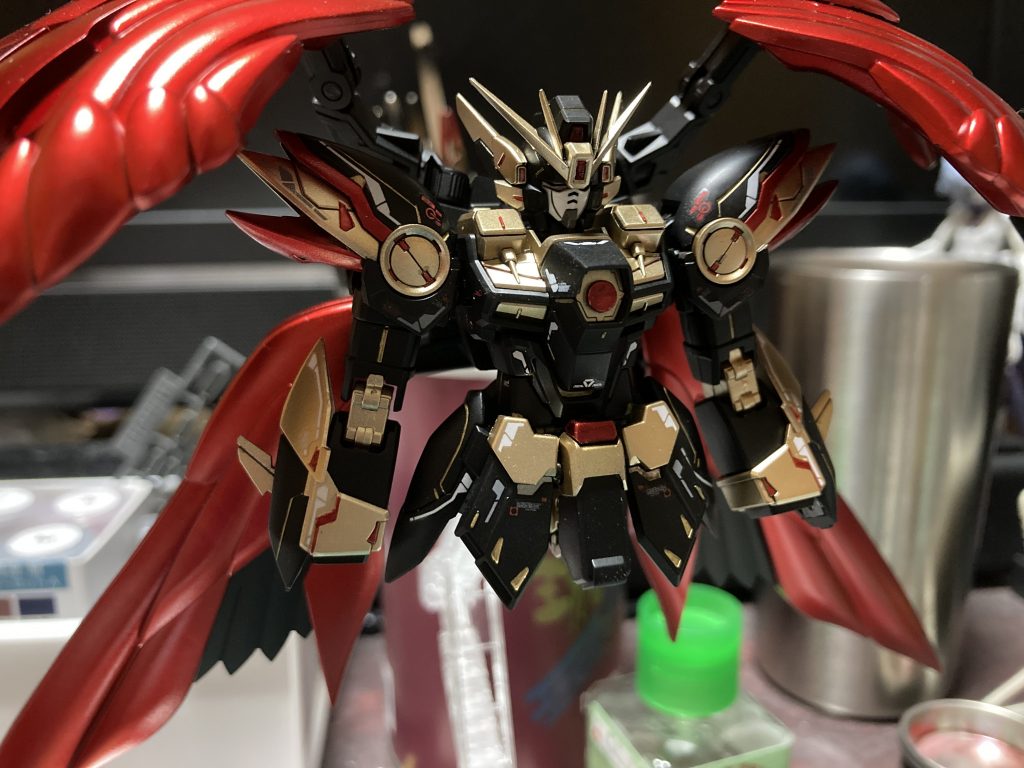 頭部、胸部、肩、腕など細かい部分塗装、スミ入れデカール多め貼ってます。