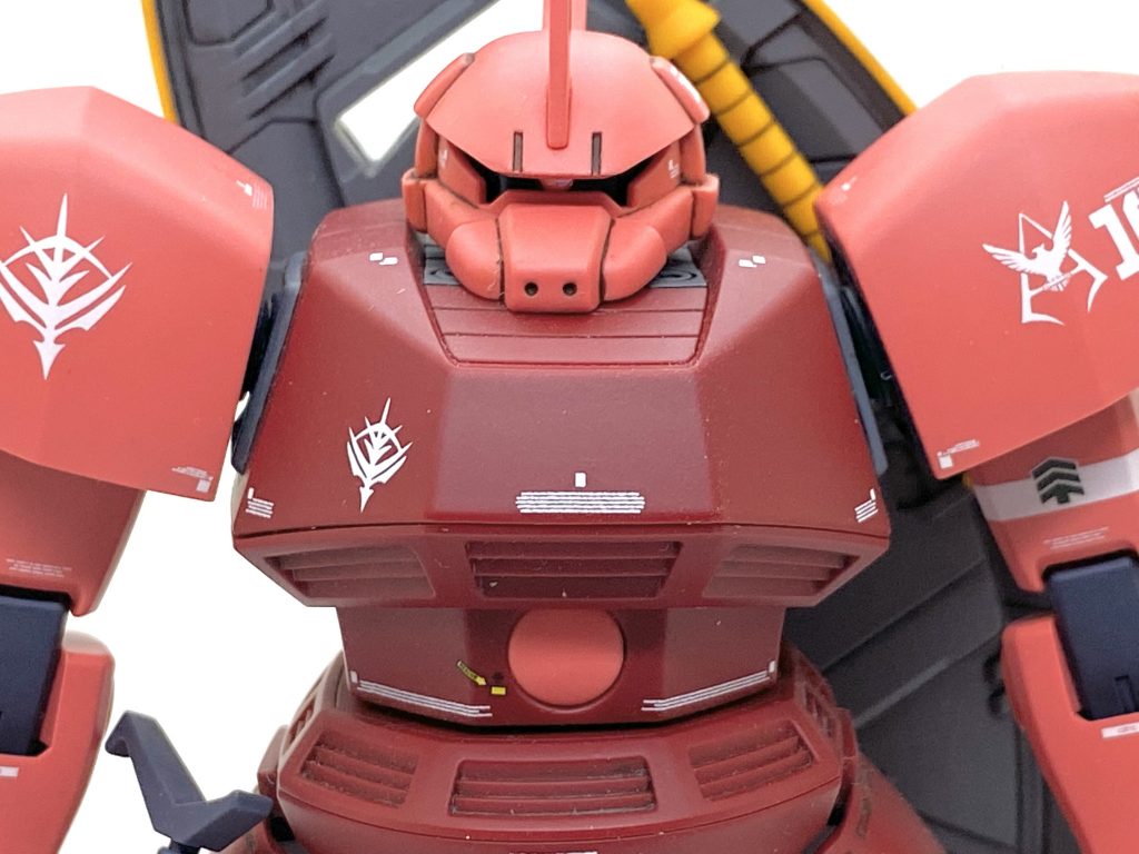 デカールはガンダムデカールのHGのシナンジュ用とRGのシャア専用ザク用、HGUC 汎用-ジオンMS用(4)などを満遍なく貼り、カトキ風にしました。特にHGのシナンジュ用やRGのシャア専用ザク用のデカールはシャアのマーキングや機体番号などが入っていて今回も重宝致しました。モノアイは定番のクリアー化で裏にラビーを貼っています。
