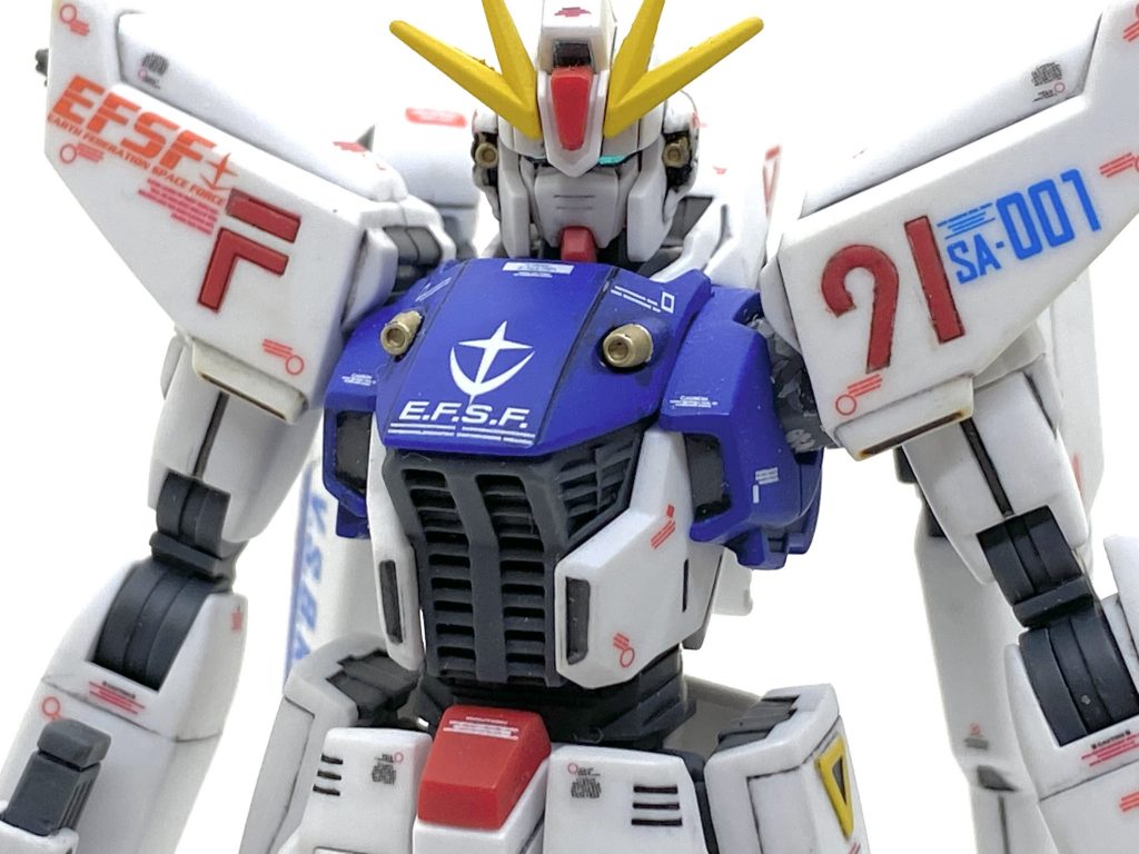 デカールはガンダムデカールのHG,RGのユニコーンガンダム用と旧MGのガンダムF91とプレバンのツインヴェスバータイプのデカールをメインに赤色の市販デカールを貼っています。カトキハジメ氏のイラストとガンダムウエポンズのセイラマスオ様の作例を参考には貼っています。