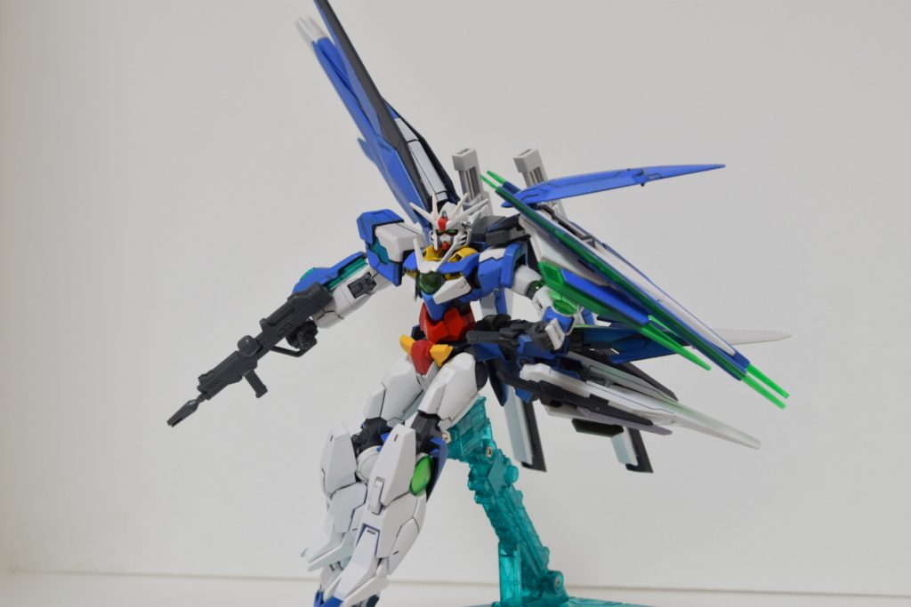 バックパックに接続された大型の翼形状部品はGN粒子を制御する大型クラヴィカルアンテナ兼推進装置として、ツインドライヴシステムも相まって機動力を得ている設定。