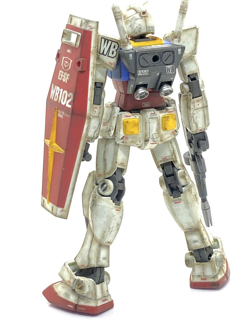 ほぼ塗装はしていませんが足らない所だけ塗っています。塗装箇所とカラーレシピふんどし部分のV字、ビームライフルのセンサー→(クレオス)新ガンダムカラーMSイエローバルカン部、ひざ下のダクト→(クレオス)ニュートラルグレービームライフル先端→(ガイア)フレームメタリック(1)ランドセル部のバーニア→(クレオス)メッキシルバー