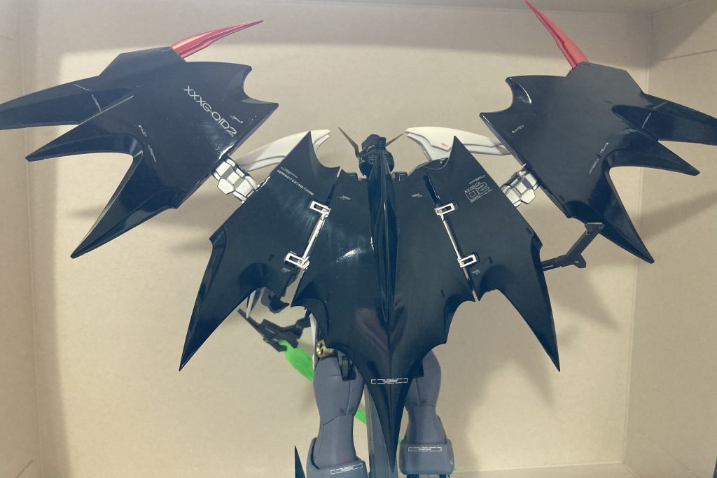 マント接続部(ABS)も、ヘビーアームズ制作時の失敗を活かしてプライマーを使ってシルバーに塗装しました。