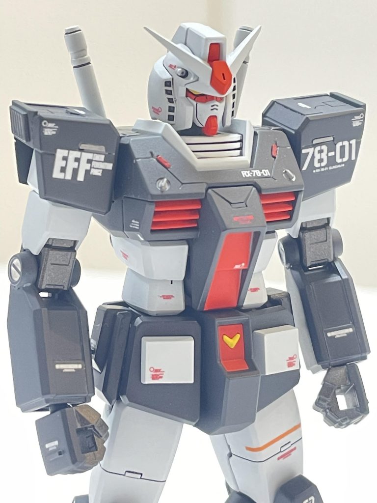 ・両肩にバーニア貼り付け、また両肩の上面がノッペりしており、スジボリ追加し、プラ棒、プラバン貼り付けました。また胸部は穴を空け、リベットを埋め込んでみました。カラーチップにも挑戦しましたが、線がよれ、あんまり上手くいきませんでした💦