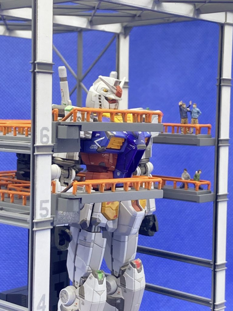 デッキにも観客を配置し、プチジオラマに仕立てています。(正確にはこの位置に観客は入れませんが、雰囲気重視でドックは黒一色で塗り分け用のシールが付属していますが使用せず全て塗装、デッキの手すりが板になっているものも全て削り落とし、1mmプラ棒で自作しました。文字部は黒の文字デカールの上から希釈した塗料を吹き付けて調整しました。