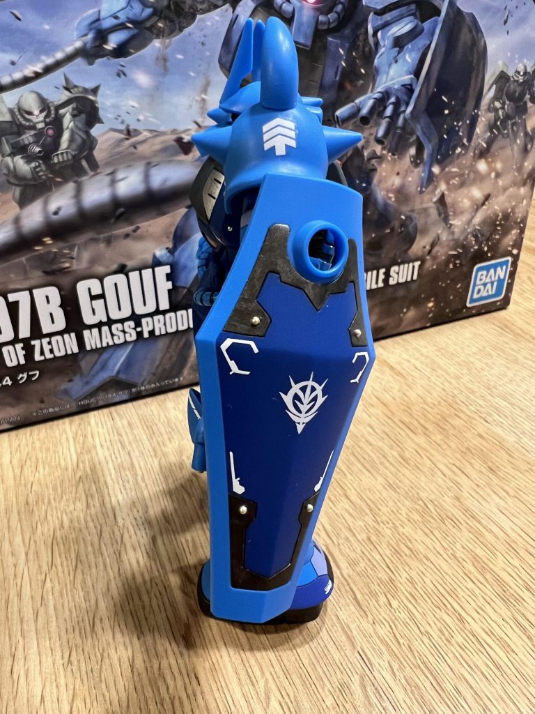 シールドのスジボリはなんとなくジオンっぽさを意識してみました。