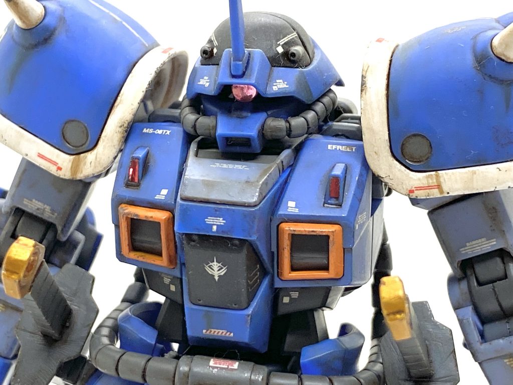 デカールはベルテクスのコーションデカールとガンダムデカールのジオン軍MS用1を中心にジオノグラフィーを参考に貼っています。ジオノグラフィーのナンバーデカールは08ですがこの機体をつかっているウルフ・ガー隊は第17MS小隊なので17にしました。