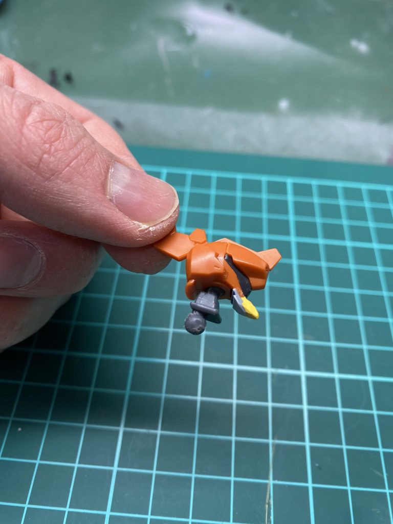 頭部はエルフ・ブルックを加工。トサカの向きを後ろ向きにかえたり、パテとプラ板でアゴを延長したりしました。