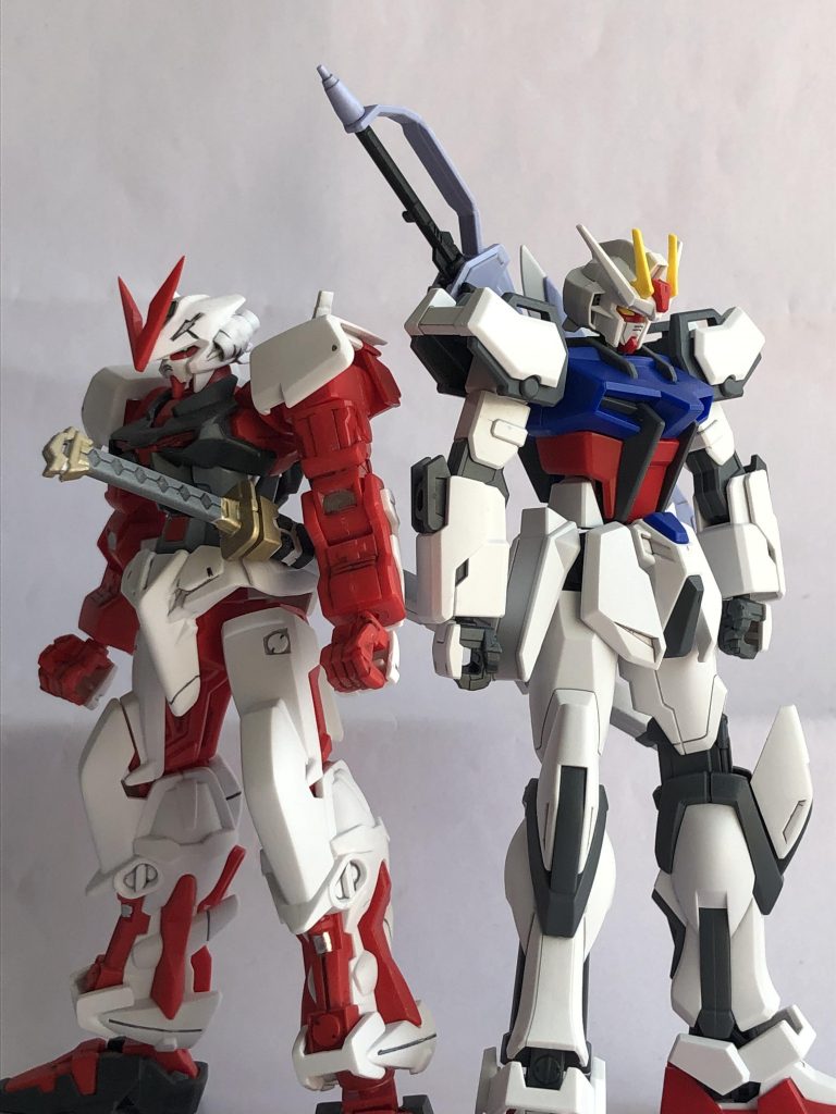 EGストライク(ライトパッケージver)と共に。EGストライクは、墨入れ、艶消しのみの簡単フィニッシュ。武装はRGディスティニーのアロンダイトを背負わせており、近距離戦重視で、合わせました。旧HGアストレイは、2003年発売ですが、なんとか2021年発売のEGに似通わすことが出来ました。