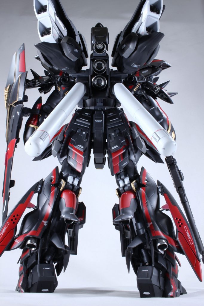 脚部のゴツさ、下半身のガッチリさは自分でもよくできました💮ちなみに胴体は4mm延長してます 赤の配分はけっこう悩みましたが、まあまずまず上手くいったかな🤔