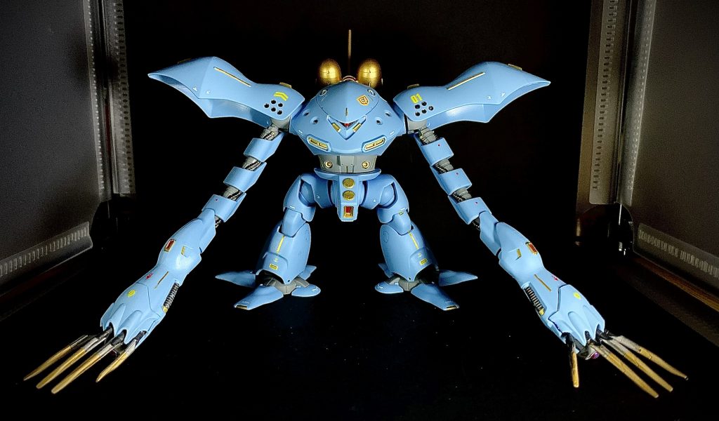 今回は当初からウェザリングなしでの成形色活かしでの制作開始。塗装はガンマカのメタリックシルバー・ゴールド・ガンメタ。一部リアルタッチマーカーを使用。綺麗な印象に仕上げたかったので、成形色のブルーとグレーに部分塗装でゴールド。デカールは黄色を中心に所々で赤を挿してみました。