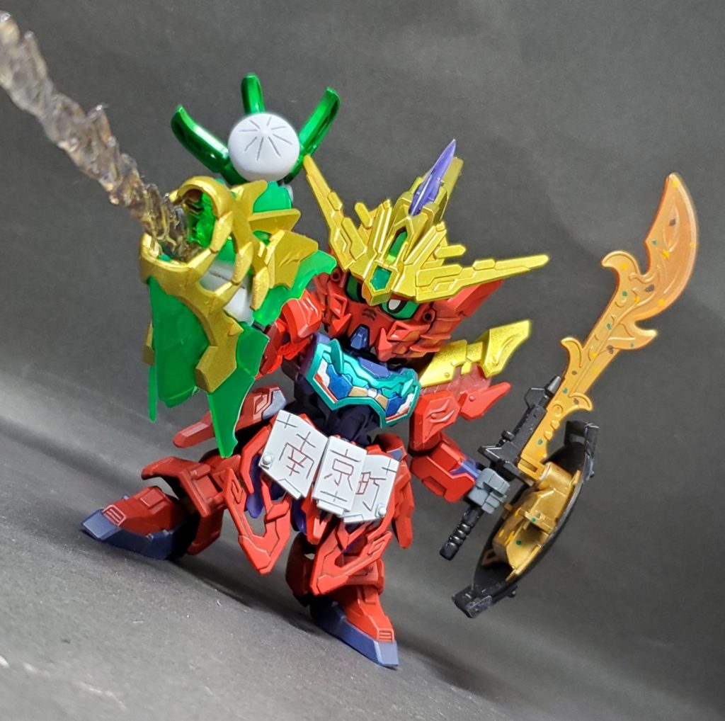 角を一部切り欠いて、瞳が見えやすくなるようにしています。