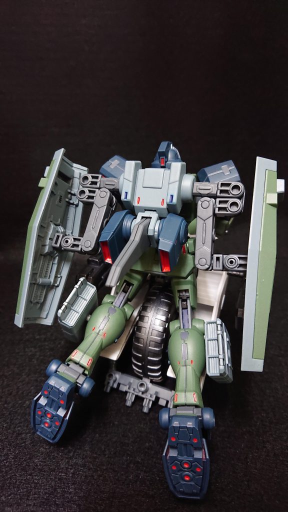 部分塗装にタミヤのエナメル塗料・ロイヤルブルー・フラットブラック・フラットレッド・ダークグレイセンサー部分にはガンダムマーカーEX・ロイヤルメタレッド