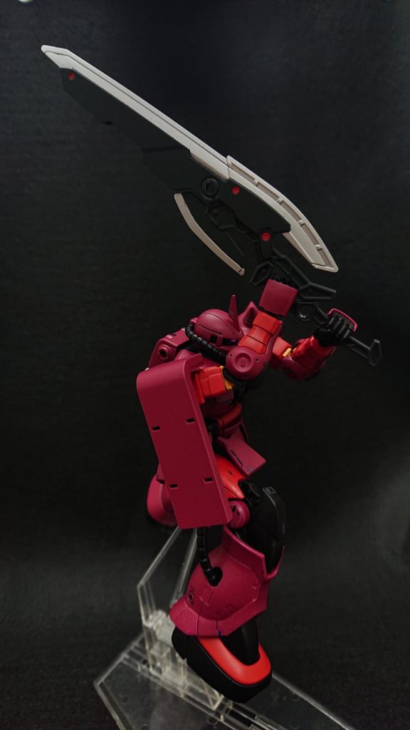 今回は色の塗り分けをメインにシールド裏や動力パイプを黒くし、赤は2色で塗り分けました。大剣を持ったザクもカッコよくていい感じですでは、最後までご覧いただきありがとうございました