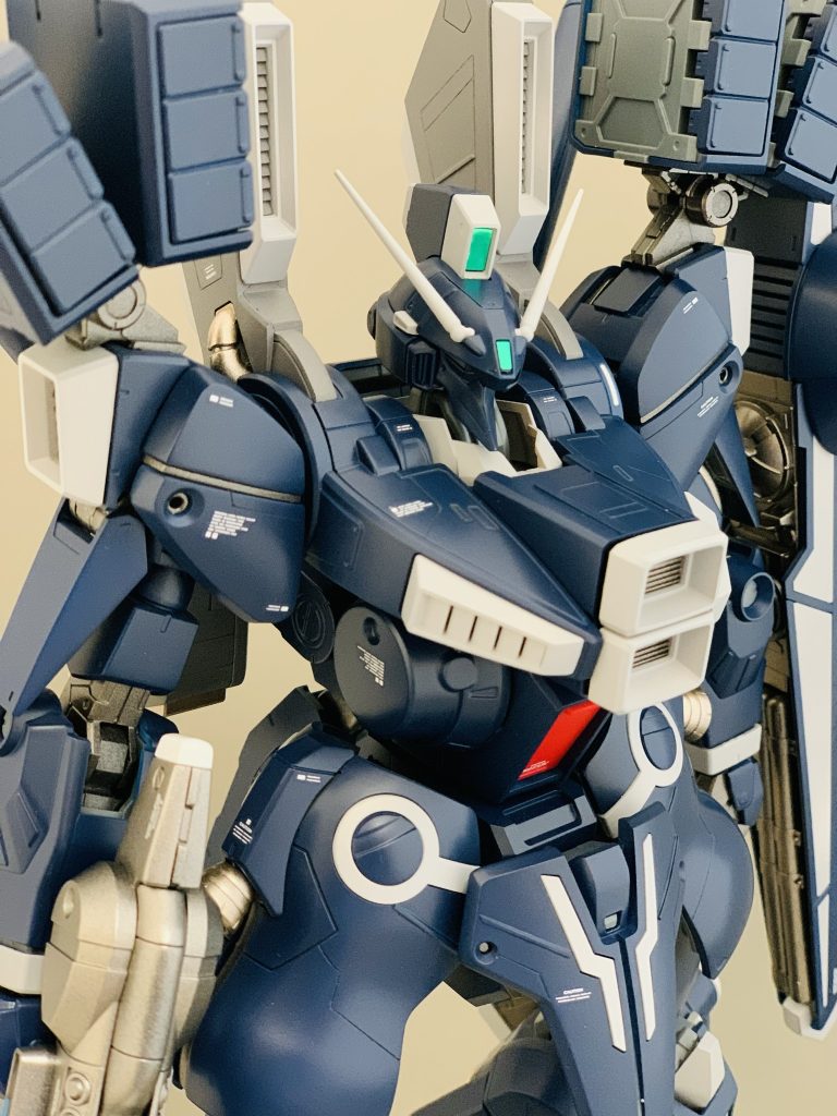 可動域は狭いですが圧倒的存在感があります。